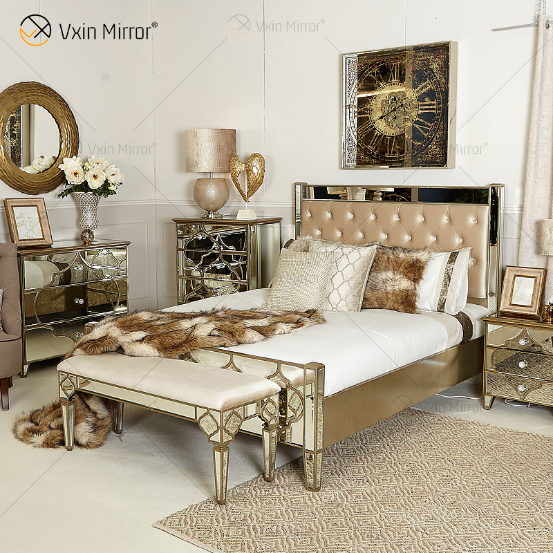 Muebles de espejo en la plata del dormitorio - cama super king con paneles de espejo