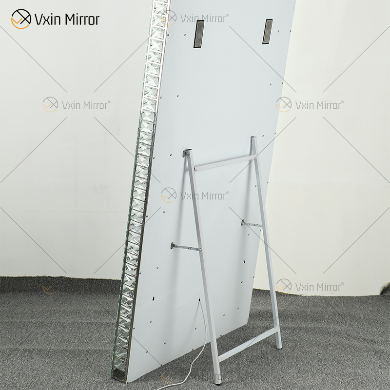 Mosaico LED inclinado Rectángulo Espejo de piso Cristal envolvente Espejo de cuerpo completo Espejo de tocador para dormitorio Sala de estar