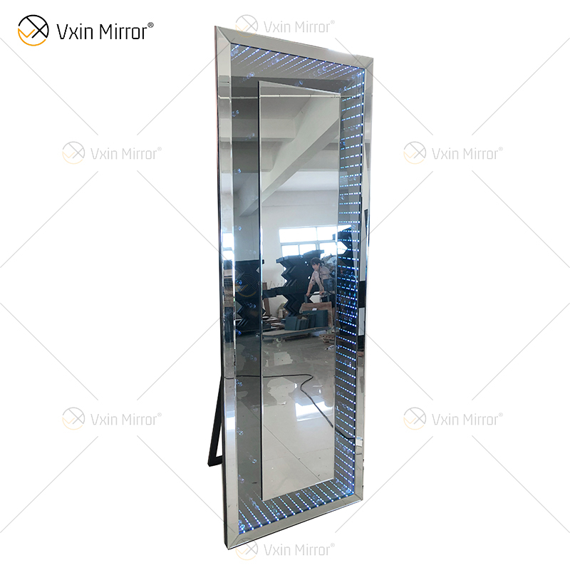 WXM-1539 Luces de túnel coloridas con diamantes Espejo LED Espejo de pie con soporte Luz de control de sonido de diente azul