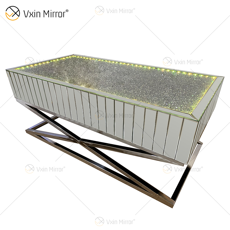 Venta caliente WXF-582 Muebles de diamante triturado de plata con soporte de acero inoxidable con altavoz y mesa de centro LED de diente azul